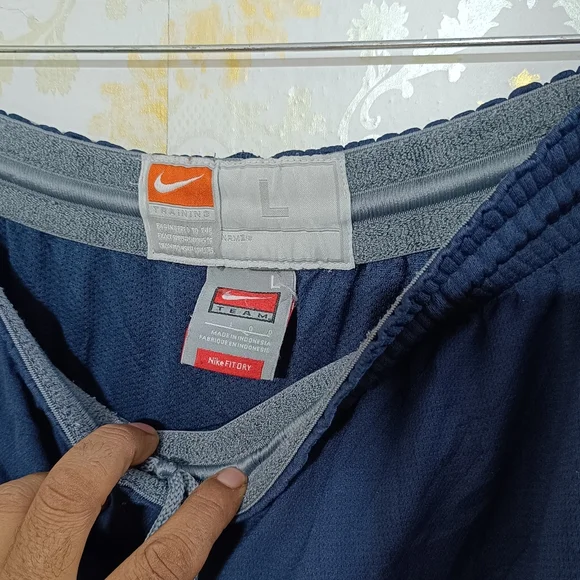 Nike - Picture 3 of 5